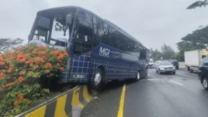 Bus MGI Terpental Setelah Menabrak Median di Tol Cipularang, Lihat! Kejadian Memprihatinkan di Jalan Raya