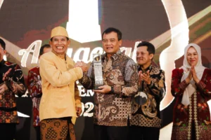 Gubernur Ahmad Luthfi Raih Penghargaan Tokoh Penggerak UMKM dan Ekonomi Kreatif