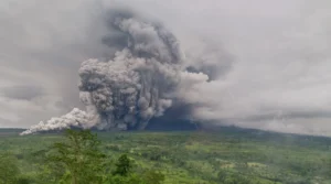 Gunung Semeru Kembali Erupsi: Aktivitas Vulkanik yang Mengkhawatirkan dan Perjuangan Petugas di Lapangan