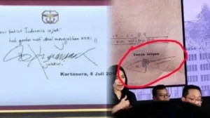 Jokowi Tanda Tangani Buku Rismon Sianipar, Bukti Ijazah Asli Dikirim ke UGM