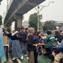 Siswa SMA di Jaksel Meninggal Tertabrak Bus Usai Tersangkut Kabel | KOMPAS SIANG
