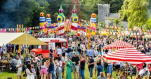 Berkunjung ke St Donat’s Castle: Festival Bohemian yang Memikat di Wales