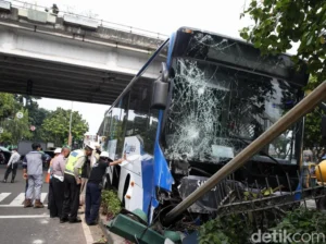 Kecelakaan Mengerikan di Jaksel: Sopir Bus TransJakarta Ditilang dan Terancam Denda Rp 750.000