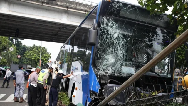 Kecelakaan Mengerikan di Jaksel: Sopir Bus TransJakarta Ditilang dan Terancam Denda Rp 750.000