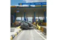 Kecelakaan Tragis: Mobil Maung Tabrak Tiang di Tol Dalam Kota, Penyebabnya Mengejutkan!