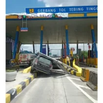 Kecelakaan Tragis: Mobil Maung Tabrak Tiang di Tol Dalam Kota, Penyebabnya Mengejutkan!