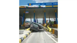 Kecelakaan Tragis: Mobil Maung Tabrak Tiang di Tol Dalam Kota, Penyebabnya Mengejutkan!