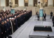 Lantunan Ayat Suci Al-Qur'an Irgi Prosesi Pemakaman Khamenei di Teheran, Ribuan Pejabat Menangis