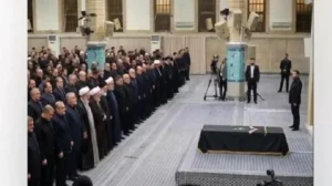 Lantunan Ayat Suci Al-Qur'an Irgi Prosesi Pemakaman Khamenei di Teheran, Ribuan Pejabat Menangis
