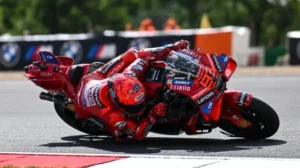 Marc Marquez Tumbang di FP1 MotoGP, Bezzecchi Tercepat, Bagnaia Tempel Ketat di Assen