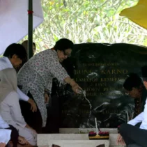 Megawati Ziarah Ke Makam Bung Karno: Bentuk Bakti Anak Kepada Ayahnya dalam Peringatan Kudatuli