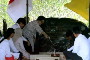Megawati Ziarah Ke Makam Bung Karno: Bentuk Bakti Anak Kepada Ayahnya dalam Peringatan Kudatuli