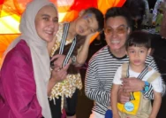 Momen haru Paula Verhoeven dan Baim Wong kompak hadiri kelulusan prasekolah Kiano demi anak