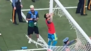 Momen Menegangkan: Medali Emas David Raya Nyaris Tersangkut saat Selebrasi Juara Piala Dunia 2026