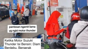 Rombongan Suzuki Thunder Kuasai SPBU Bekasi, Kondisi Tangki Bikin Antrean Harus Ekstra Sabar!