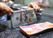 Rupiah Dekati 18.000 per Dolar AS, Pasar Tunggu Risalah The Fed