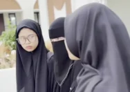 Tangis Celine Evangelista Pecah Saat Antarkan Putrinya Mondok di Pesantren
