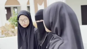 Tangis Celine Evangelista Pecah Saat Antarkan Putrinya Mondok di Pesantren