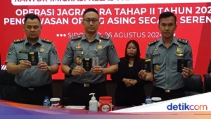 Tiga WN Tiongkok Dideportasi Imigrasi Surabaya Buntut Manipulasi Data untuk Mendapatkan Visa