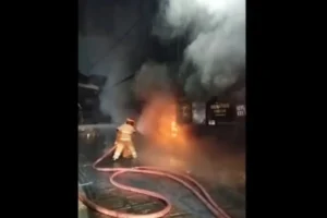 Tragis, Balita 4 Tahun Tewas Terjebak Kebakaran di Surabaya, Kakaknya Lompat dari Jendela