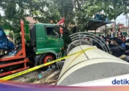 Truk Lepas Kendali di Lampu Merah Unisma Bekasi: Korban Bergelimpangan, 1 Tewas - Kebakaran Ban Truk, Bahaya bagi Pengendara Motor
