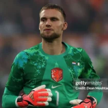 Verbruggen Berhasil Menjadi Andalan Belanda di Piala Dunia 2026, Sementara Newcastle United Mencari Kiper Baru