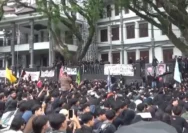 Demo Mahasiswa: Pesta Rakyat hingga Tuntutan Transparansi Pemerintah