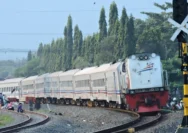 KAI Berhentikan Kereta di Jatinegara Karena Ada Unjuk Rasa di Monas