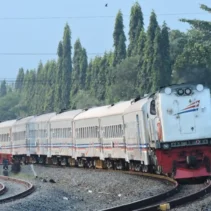 KAI Berhentikan Kereta di Jatinegara Karena Ada Unjuk Rasa di Monas