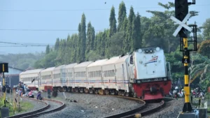 KAI Berhentikan Kereta di Jatinegara Karena Ada Unjuk Rasa di Monas