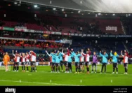Kemenangan Dramatis Feyenoord: Menghadapi SC Cambuur dengan 7 Gol dan Pyrodrama