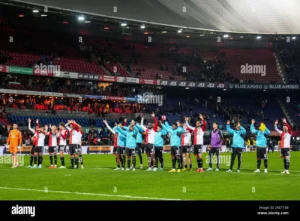Kemenangan Dramatis Feyenoord: Menghadapi SC Cambuur dengan 7 Gol dan Pyrodrama