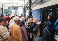 Masyarakat Jakarta Sambut Antusias Tarif Rp1 untuk Transportasi Umum dalam Merayakan HUT ke-81 RI