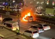 Mobil Terbakar di Bawah Flyover Tendean Arah Cawang, Lalin Sempat Tersendat