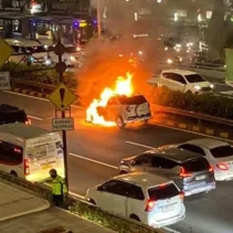 Mobil Terbakar di Bawah Flyover Tendean Arah Cawang, Lalin Sempat Tersendat