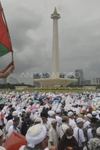 Ribuan Jemaah Putihkan Monas dalam Zikir dan Doa Kebangsaan HUT ke-81 RI