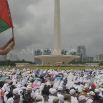 Ribuan Jemaah Putihkan Monas dalam Zikir dan Doa Kebangsaan HUT ke-81 RI